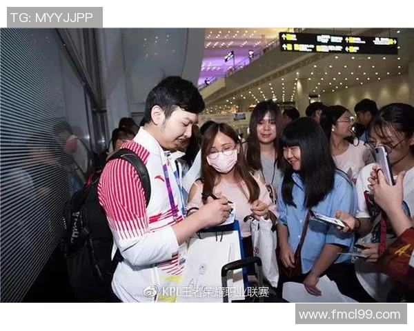 荣耀归来冠军战队回国粉丝热情接机共同庆祝王者荣耀辉煌成就 荣耀归来冠军战队回国粉丝热情接机共同庆祝王者荣耀辉煌成就